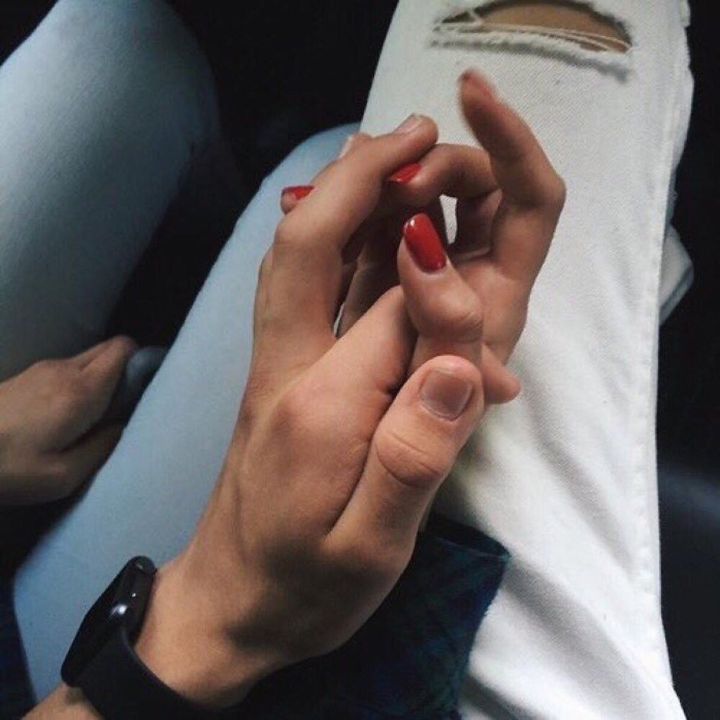 Девушка на руках у парня