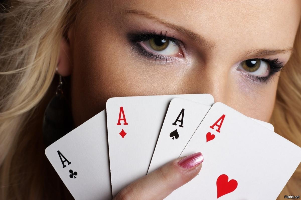 Играю в картах 4. Девушка с покерными картами. Женская рука с картами. Красивая девушка с картами. Игральные карты с девушками.
