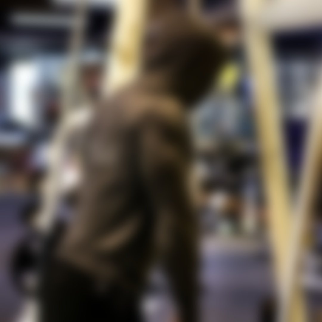 Красивые парни курят