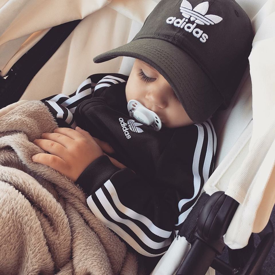 Накаченный парень в капюшоне