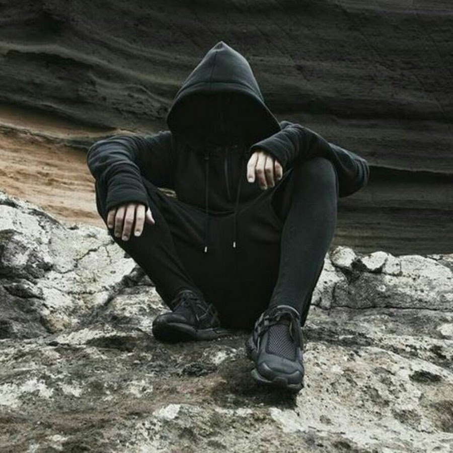 Ноги свисают с крыши