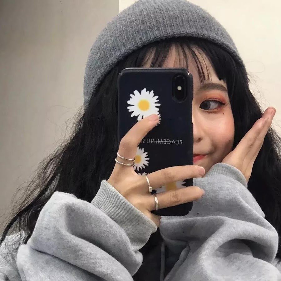 Девушка без лица с тёмными волосами