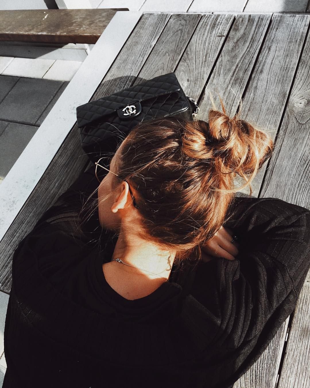 Девушка в бейсболке без лица