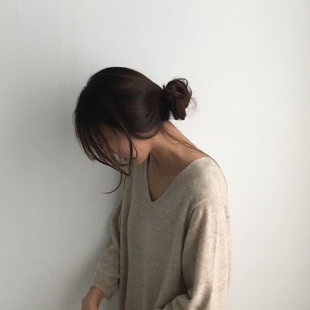 Девушка в черной кепке без лица