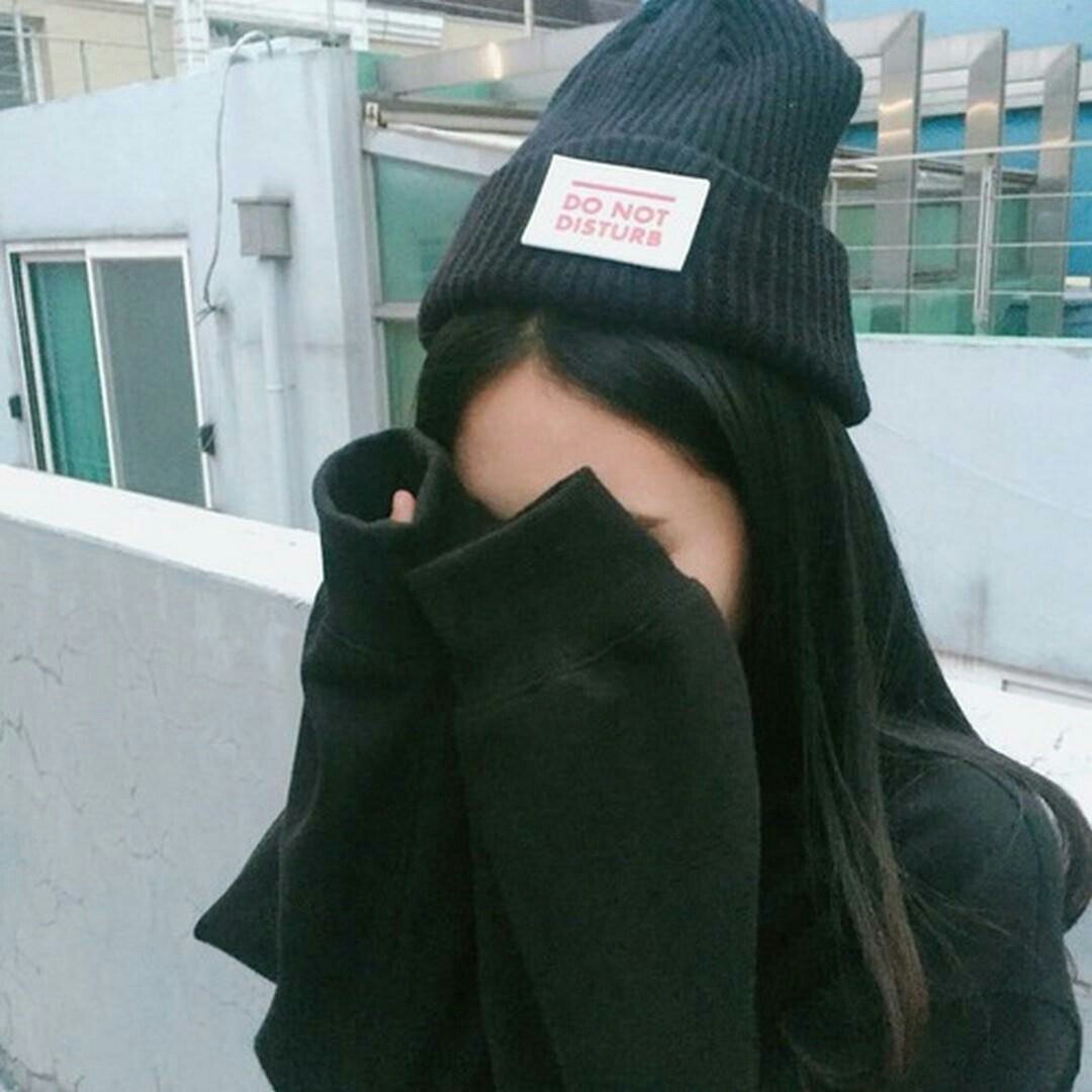 Девушка прикрывает лицо