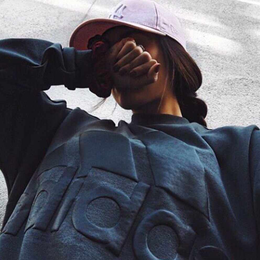 Девушка в черной шляпе