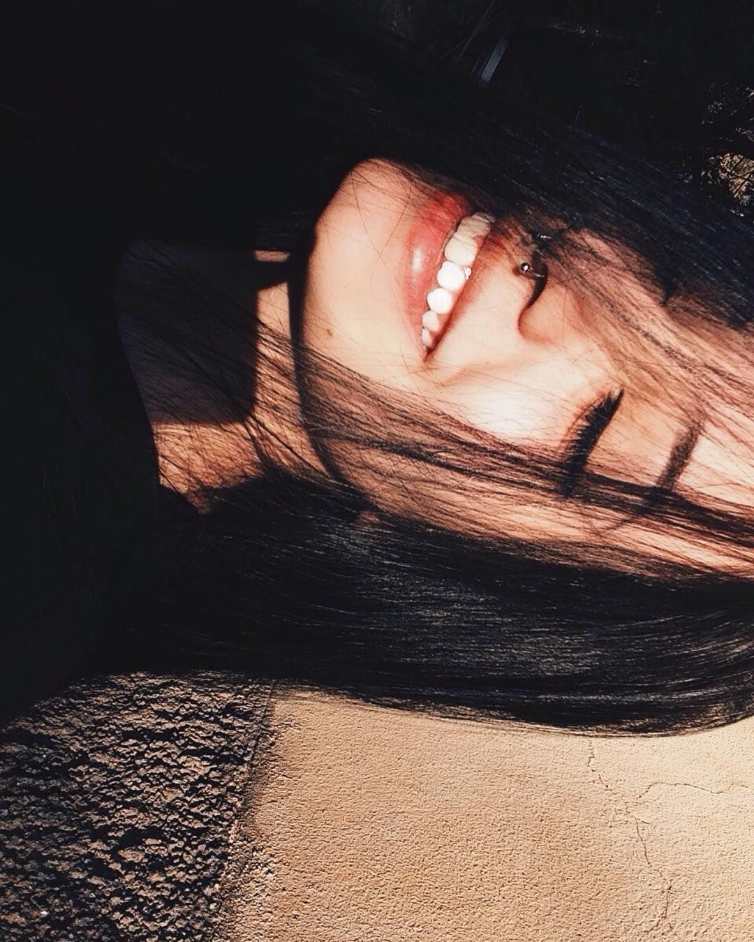 Брюнетка в наушниках без лица