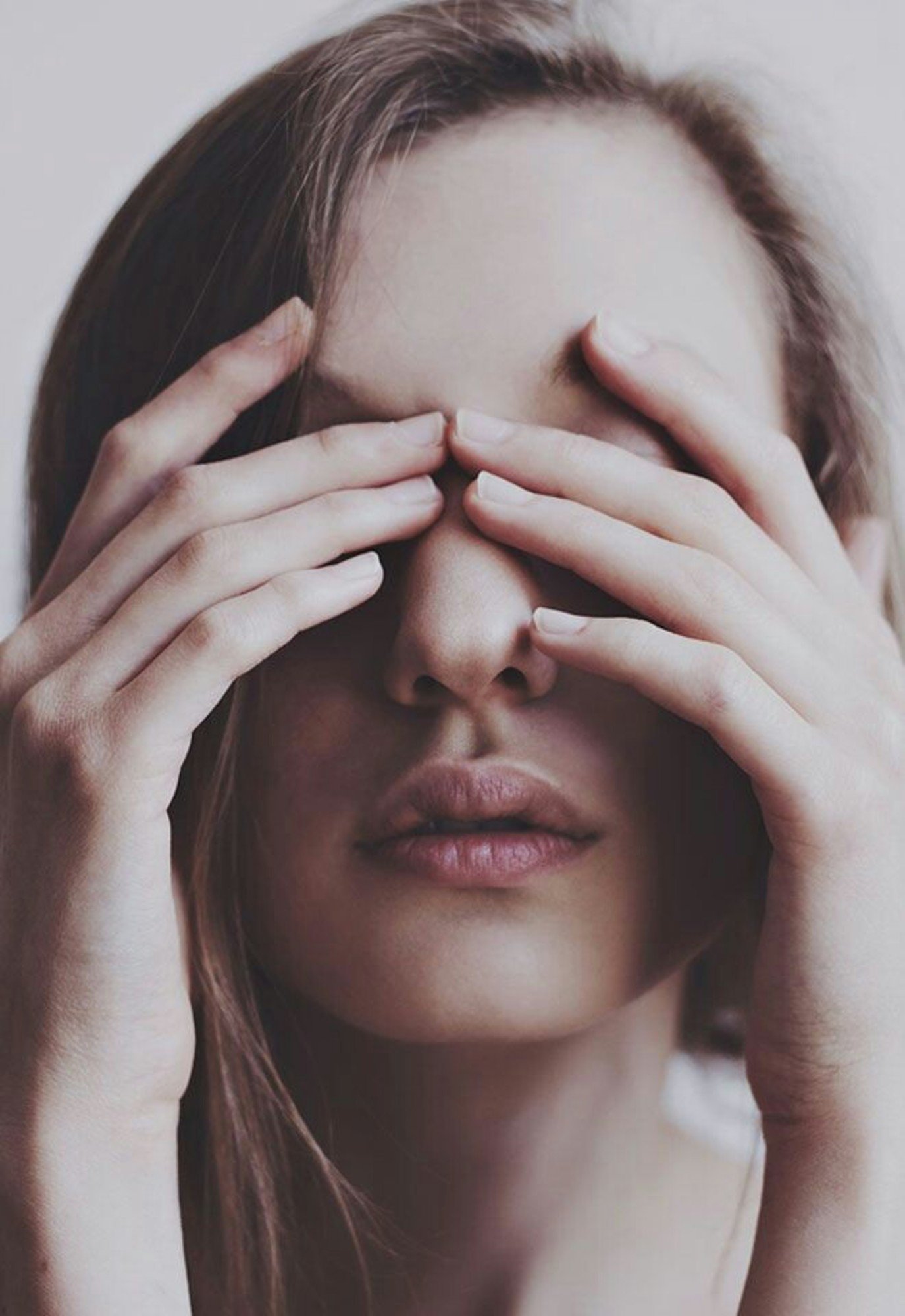 фото женщины закрывающей правый глаз одной рукой