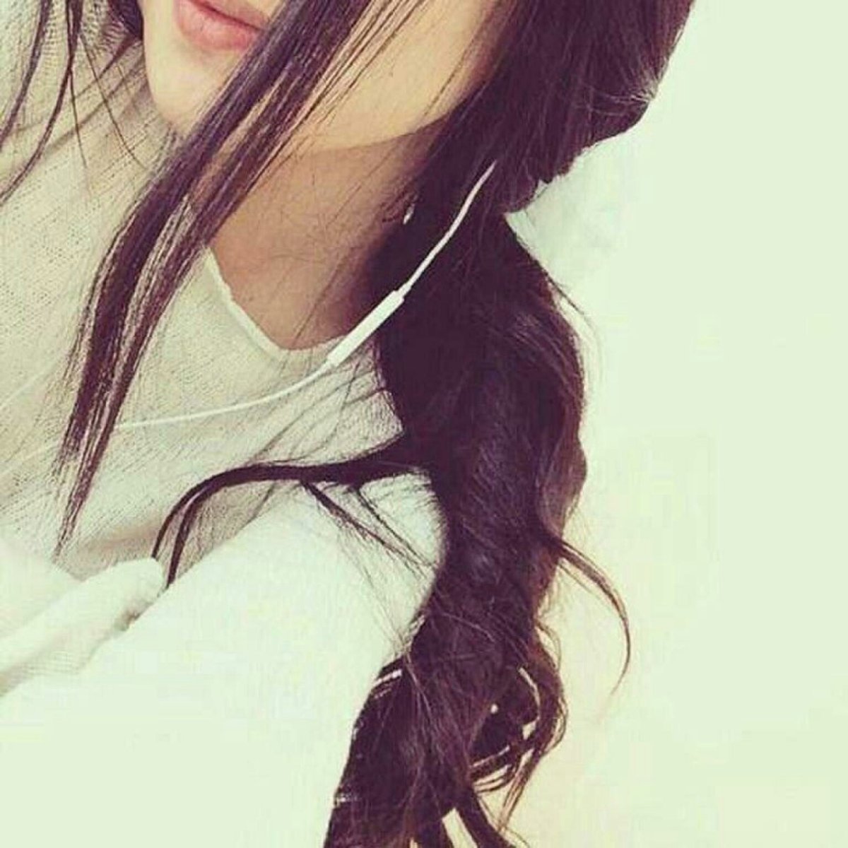 Девушка с темными волосами в зеркале