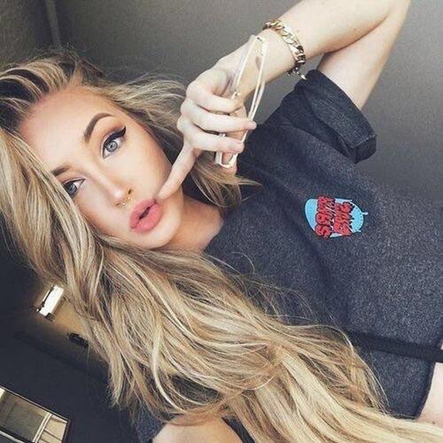 Девушка с энергетиком