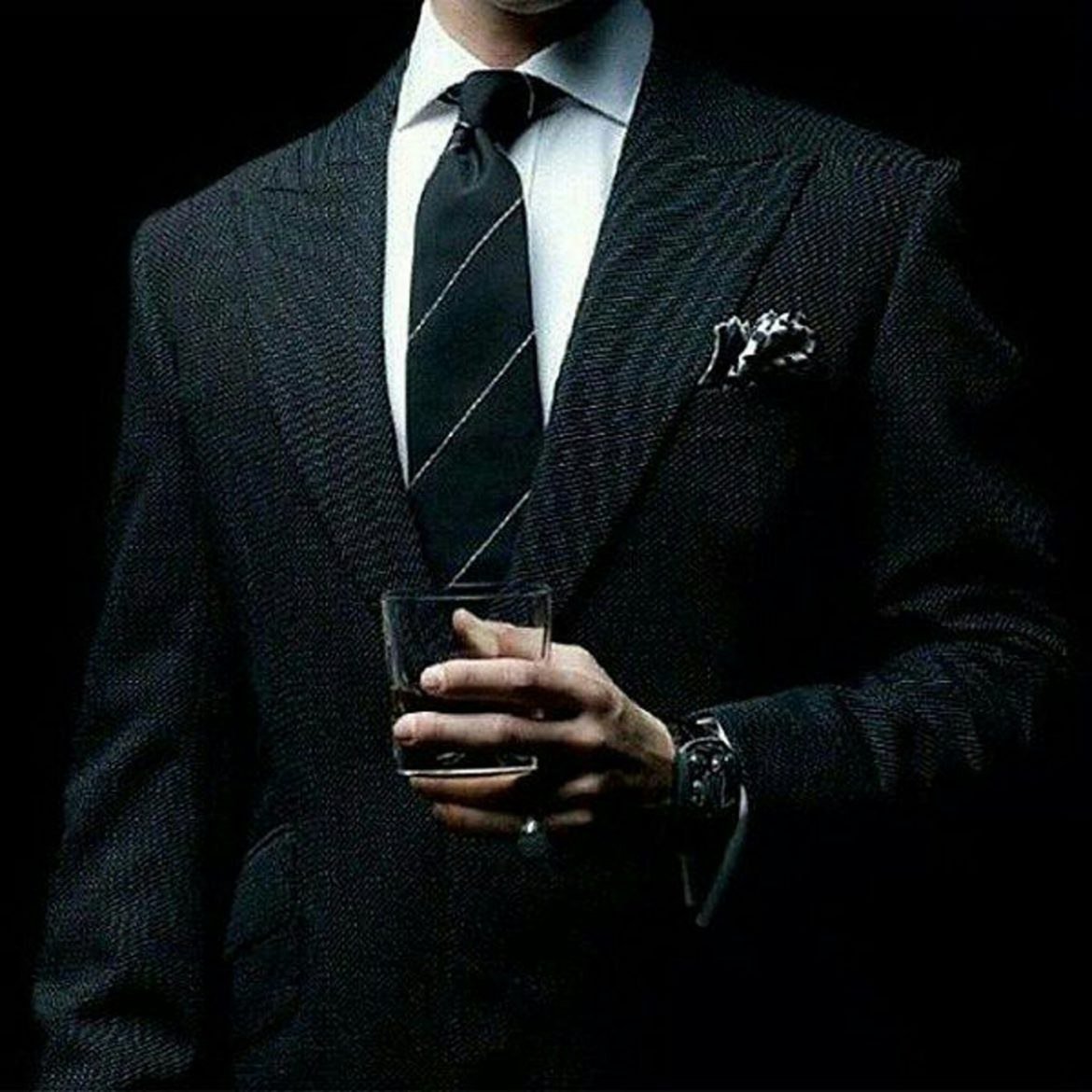 Парень в маске возле машины