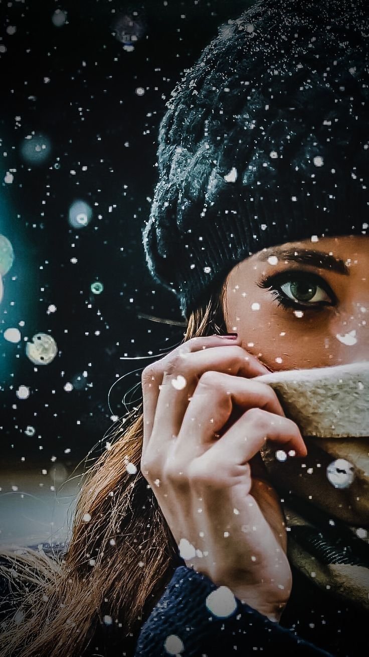 Красивая зимняя девушка