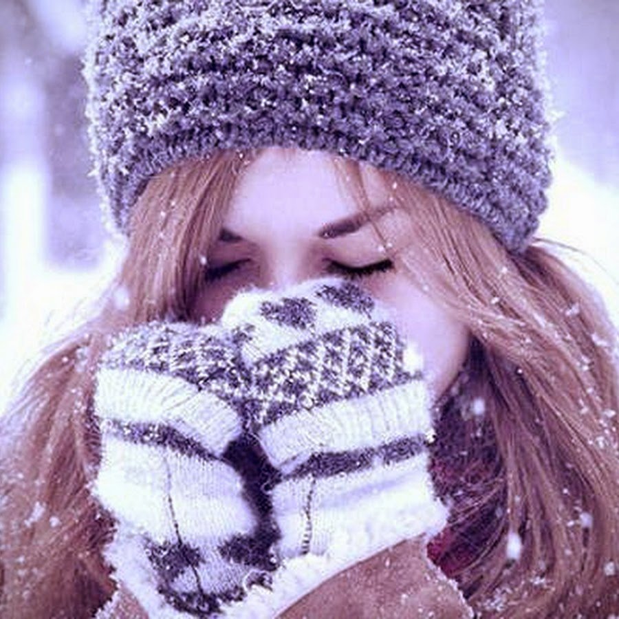 Девушка зимой со спины