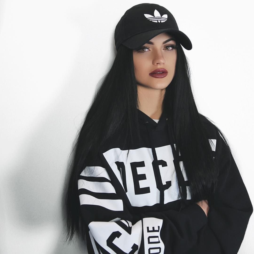 Красивые парни на море