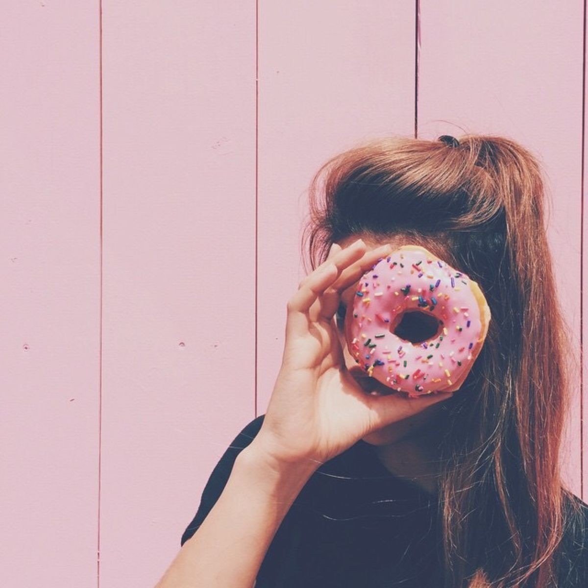 Силуэт девушки с короткими волосами