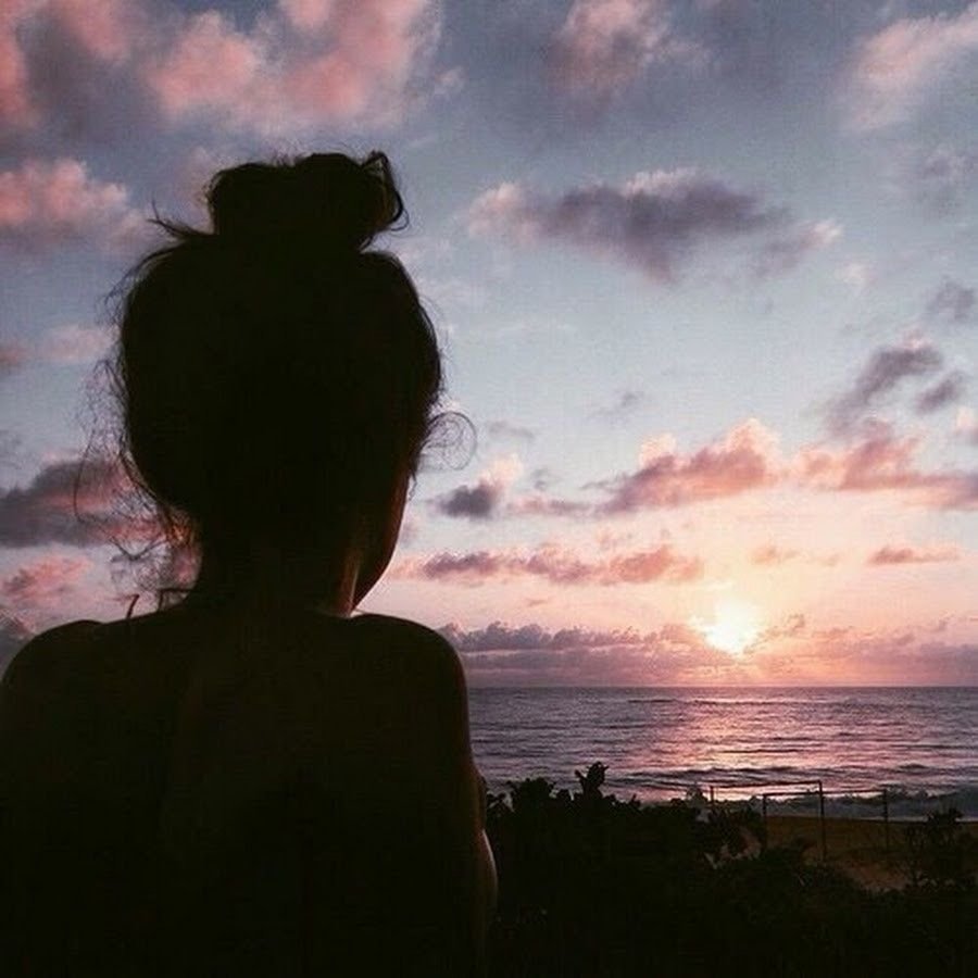 Брюнетка в шляпе без лица