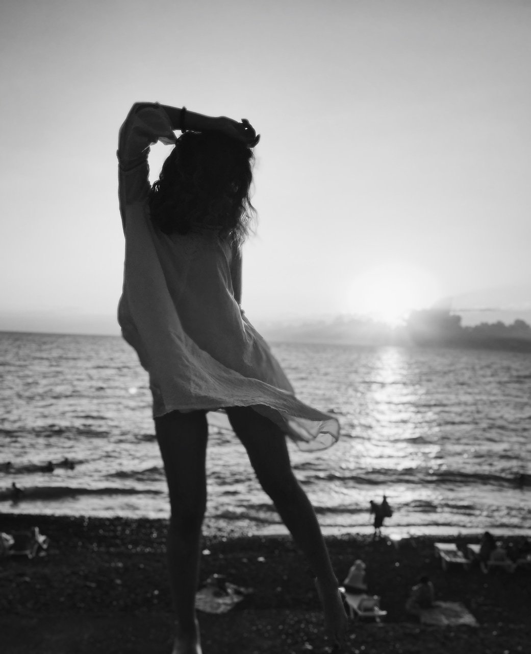 Девушка с короткими волосами сзади