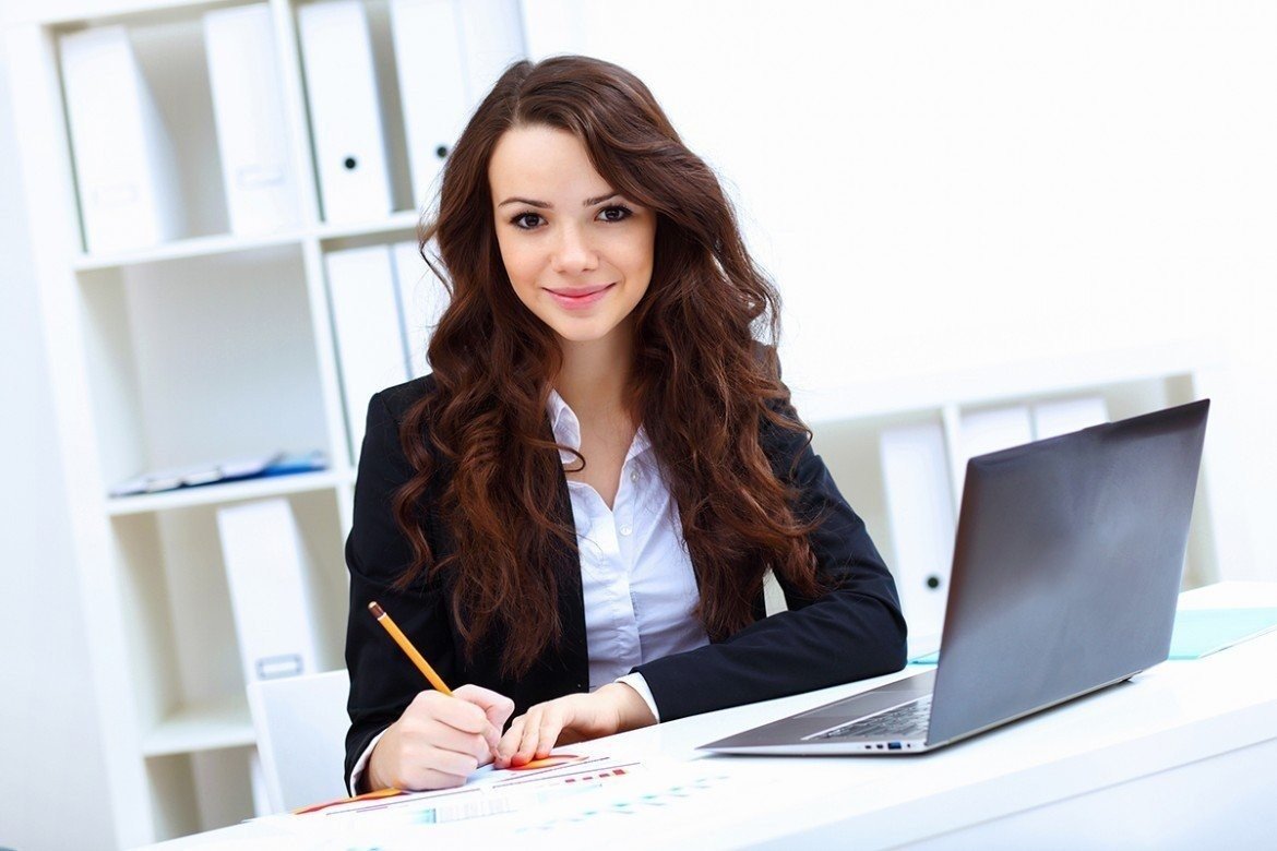 Девушка с ноутбуком в офисе