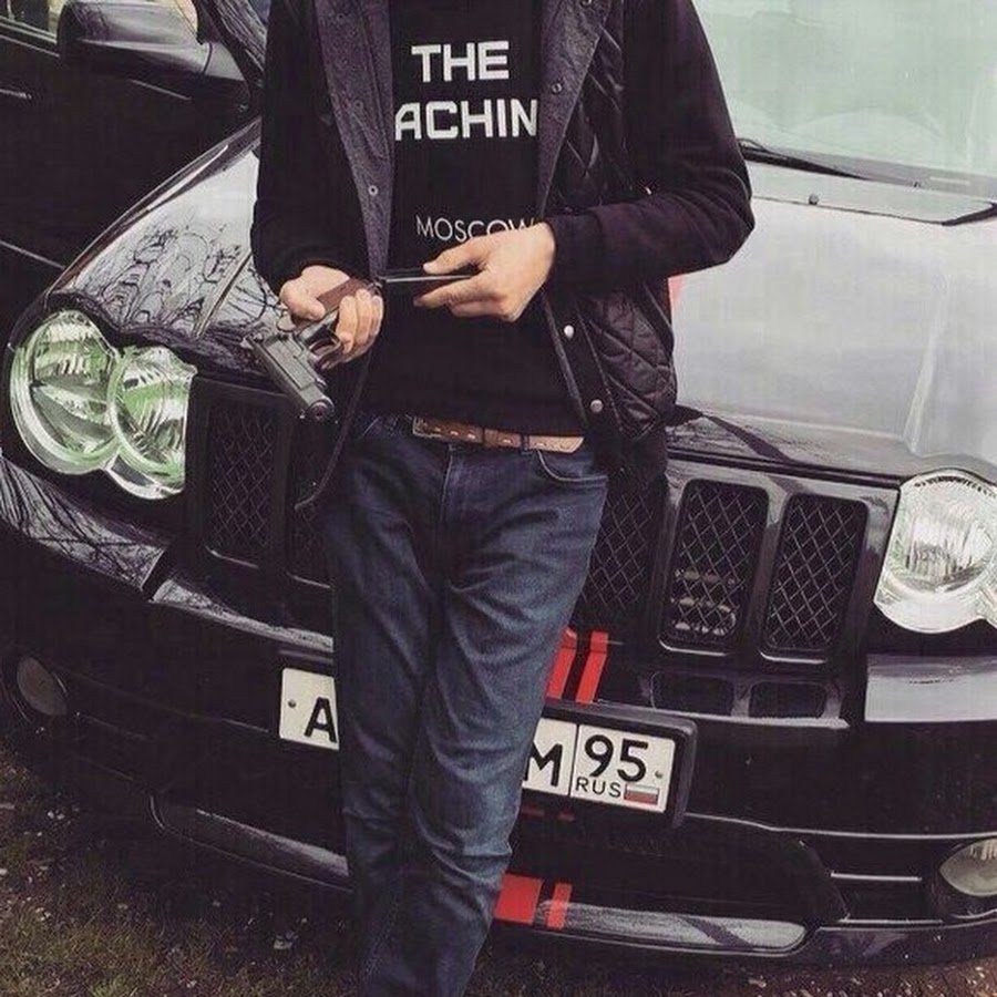 Мужчина со спины в адидас