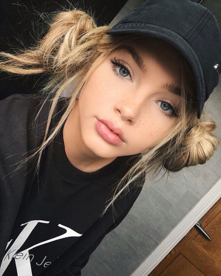 София Митчелл в кепке