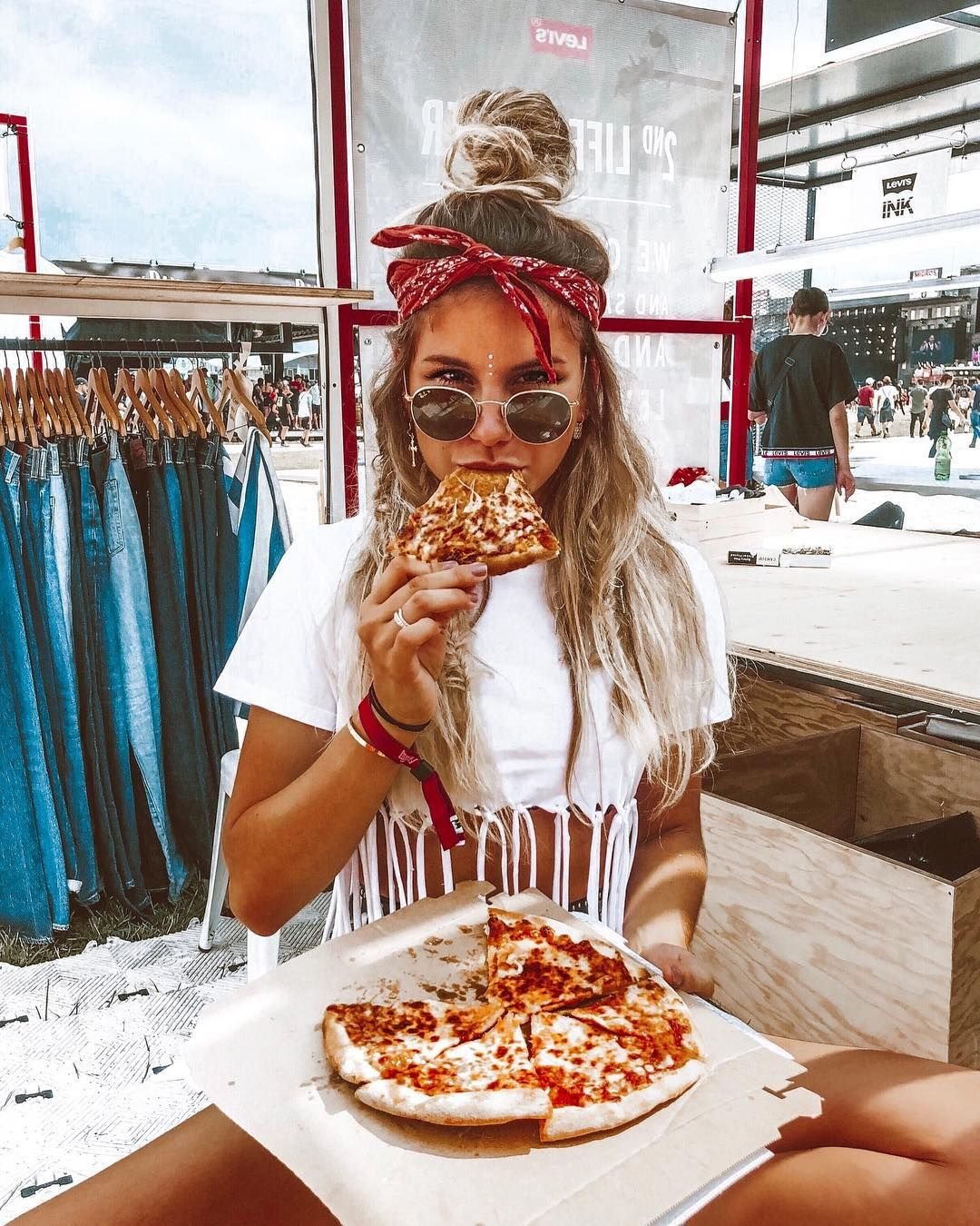 Девушка с пиццей