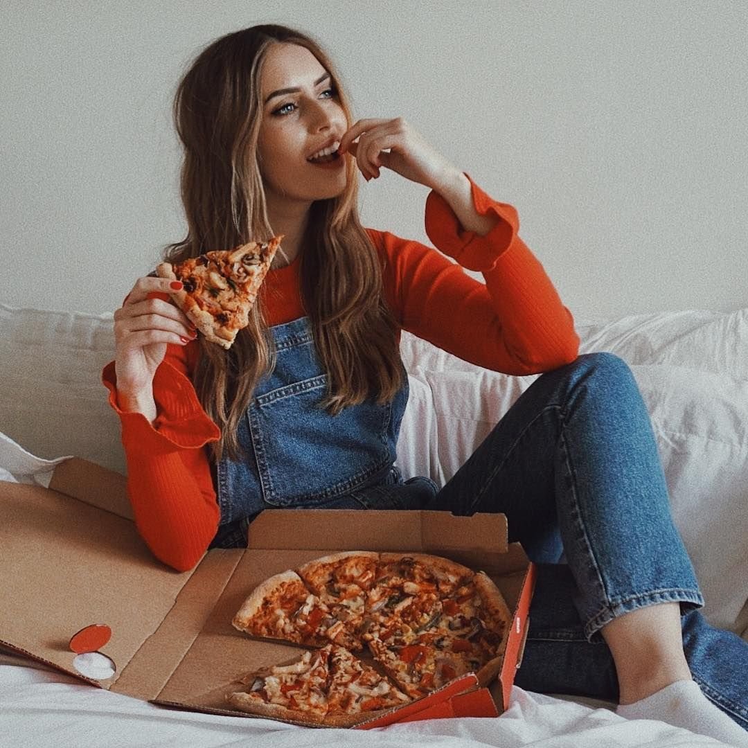Девушка с пиццей