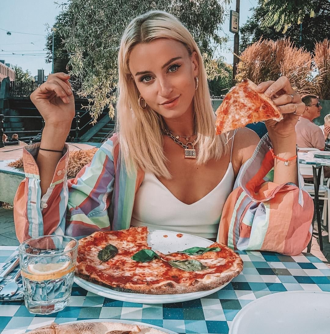 Блондинка с пиццей