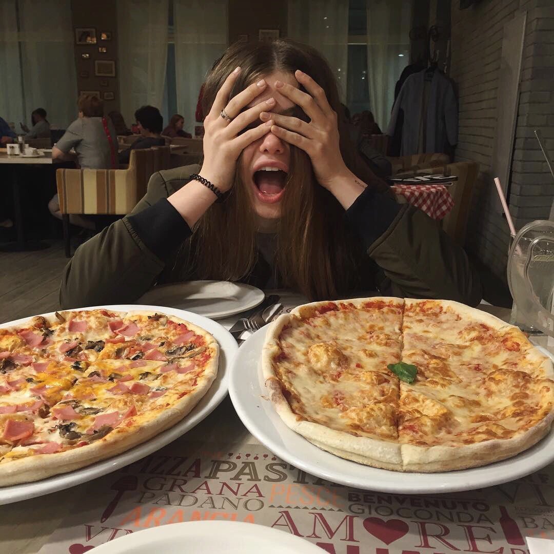 Девушка в пиццерии