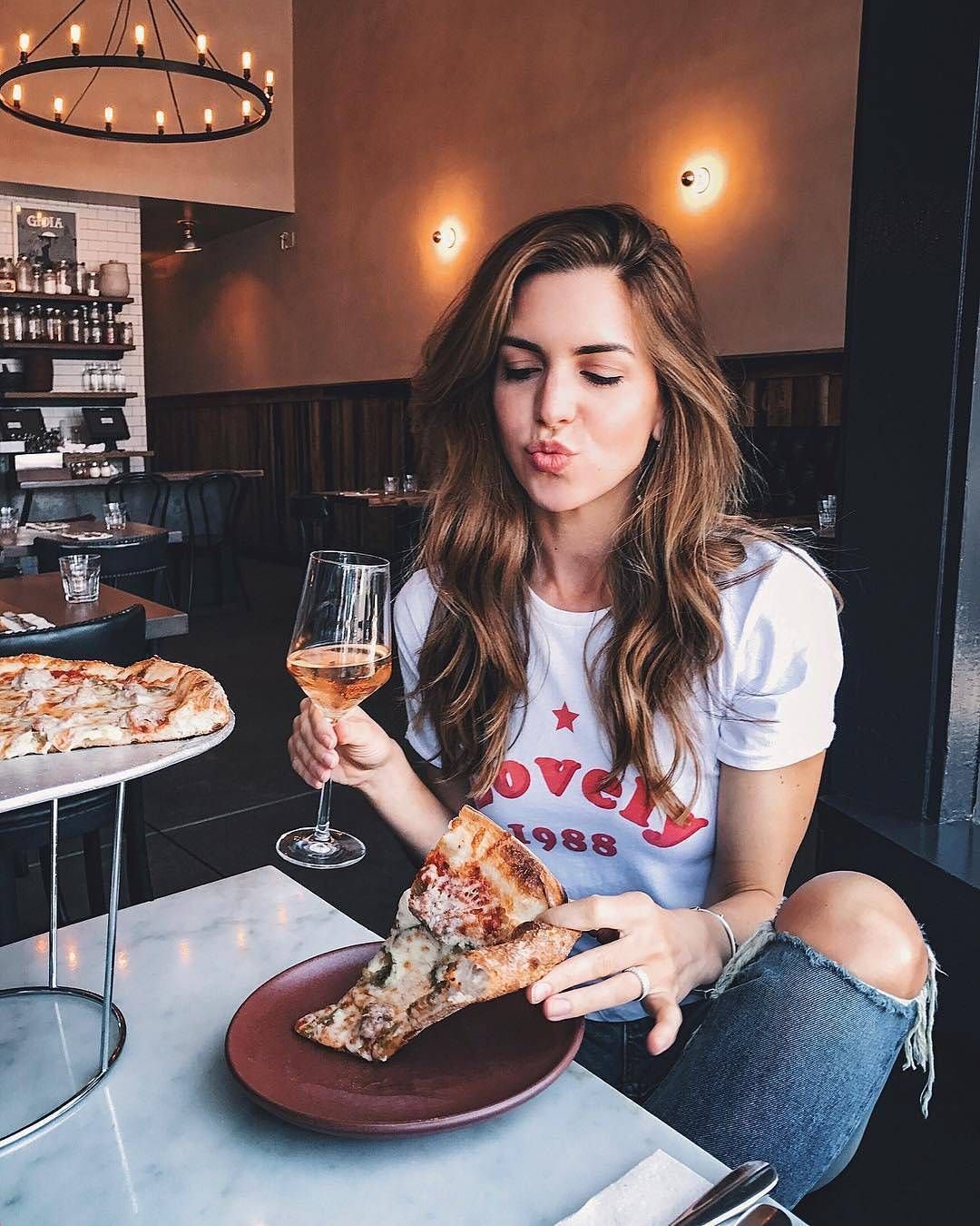 Селфи девушки с едой в кафе