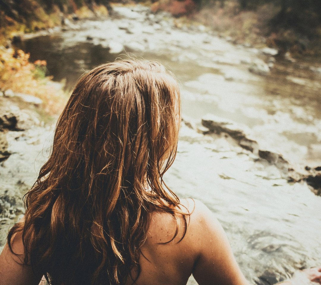 Девушка с каштановыми волосами со спины