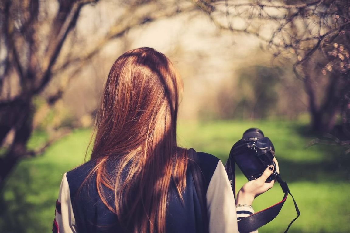 Девушка шатенка со спины