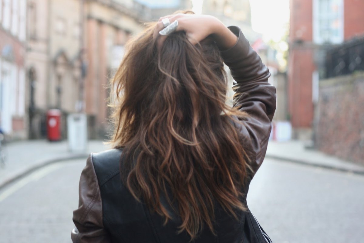 Шатенка со спины