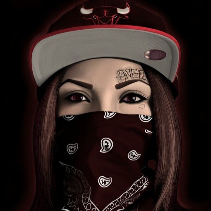 Девушка в кепке и маске