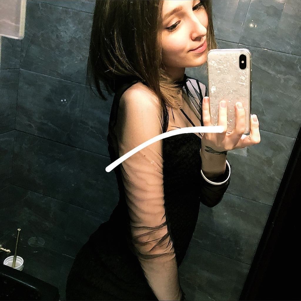 Девушка в бейсболке