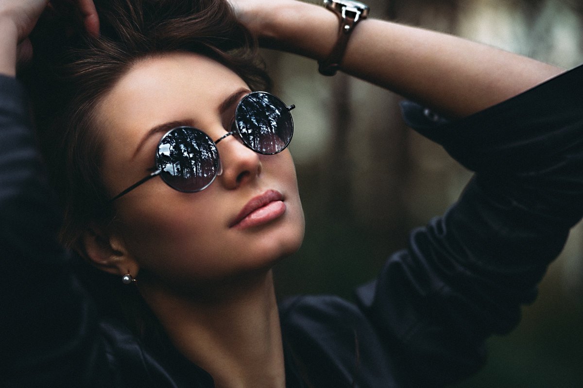 Блондинка с голубыми глазами