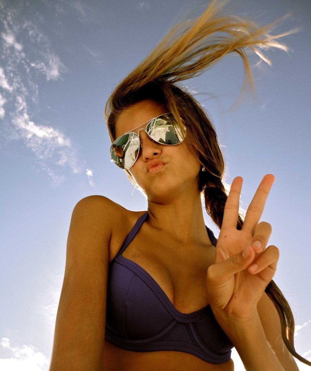 Девушка с ромашками