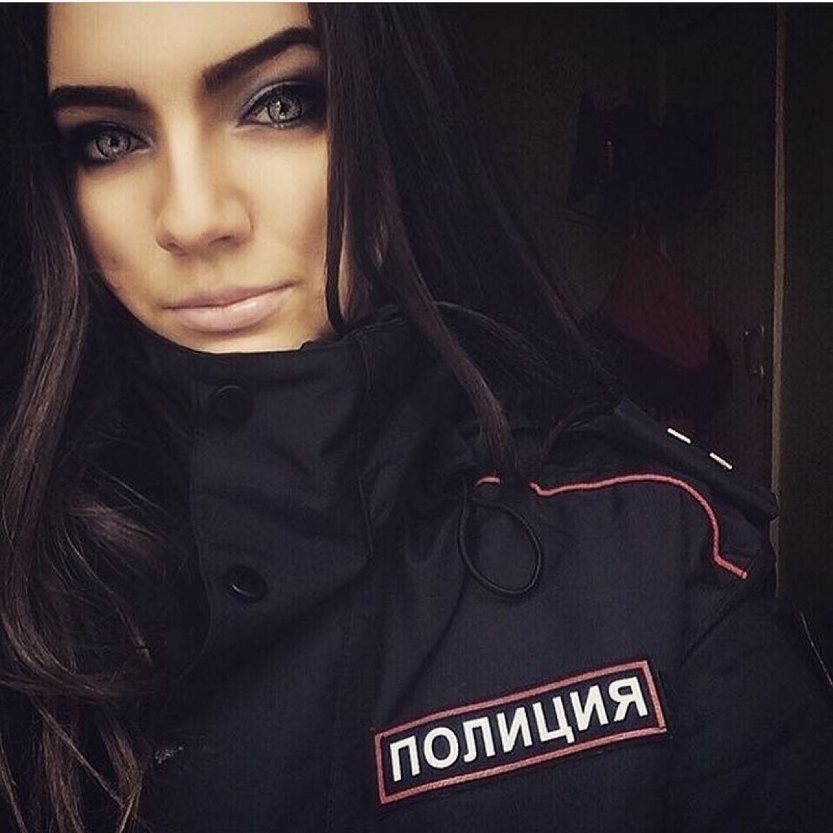 Блондинка со спины на пляже