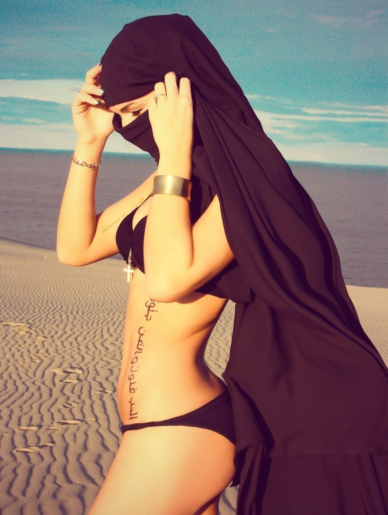 Льюис Хэмилтон в костюме шейха