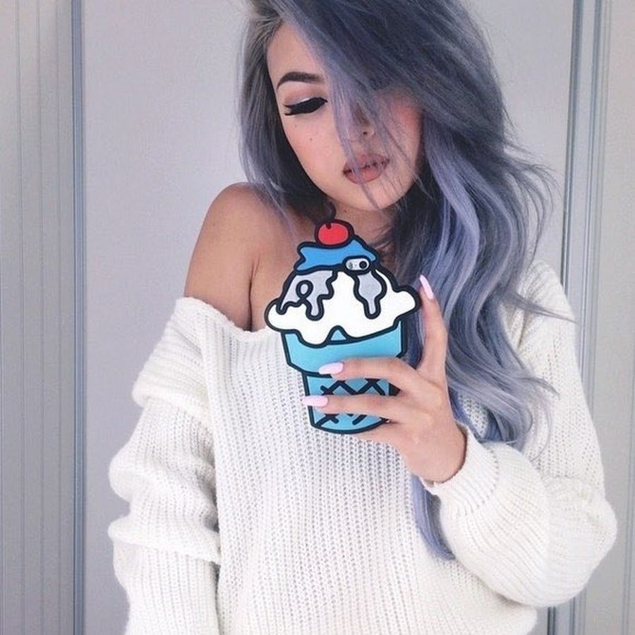 Девочка в кепке БТС арт