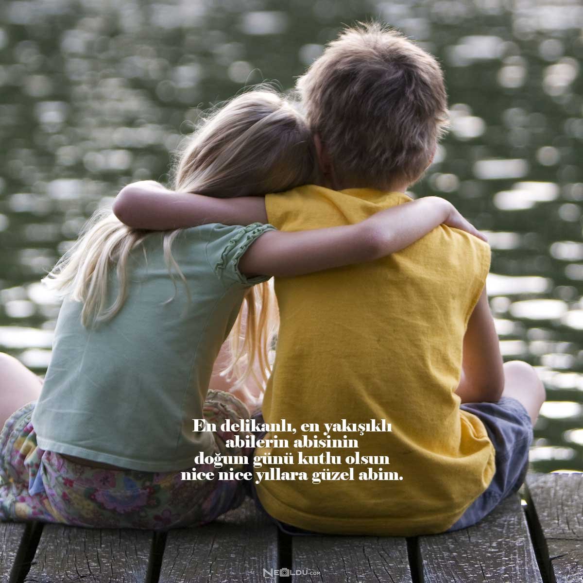 Мальчик и девочка держатся за руки