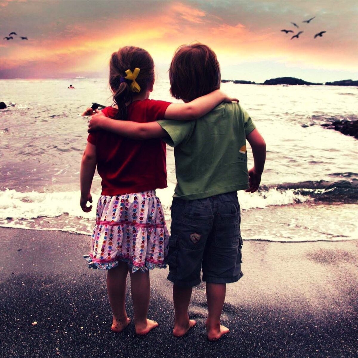 Брат целует сестру