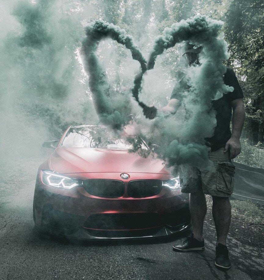 Парень в маске возле машины