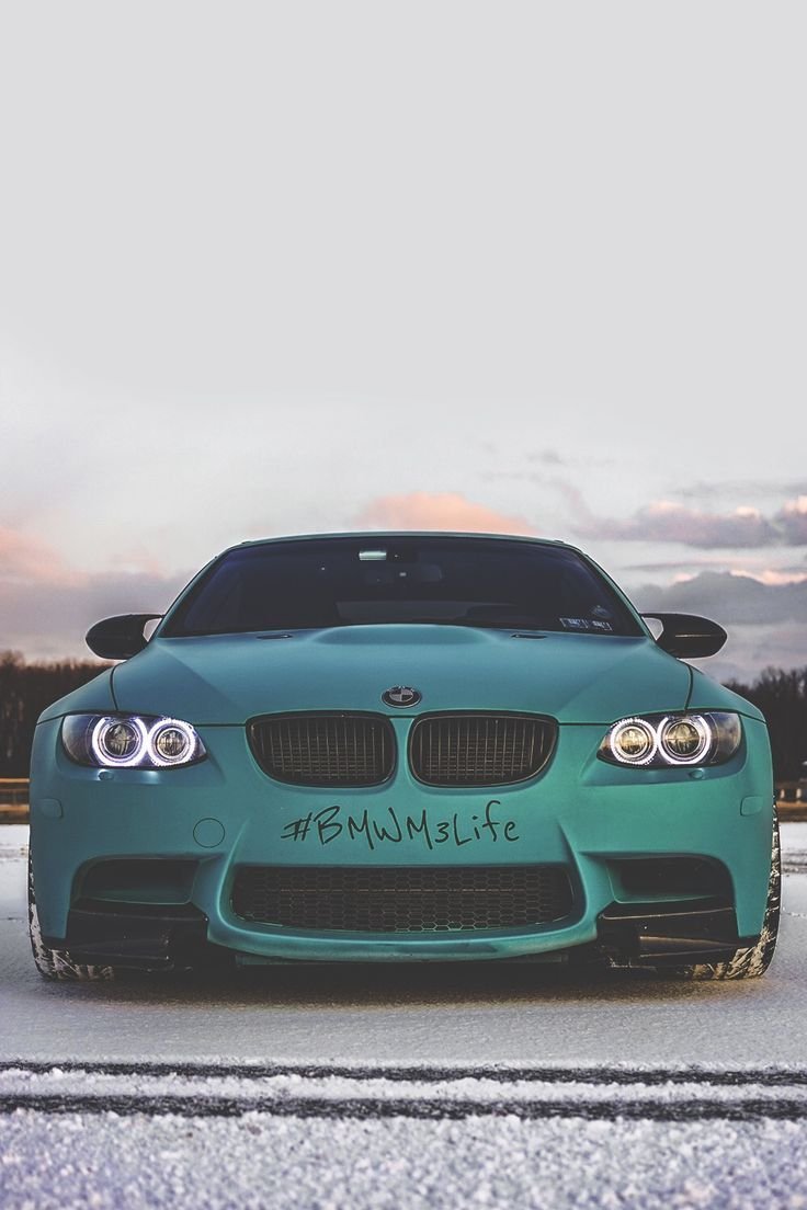 Мальчик у витрины с BMW