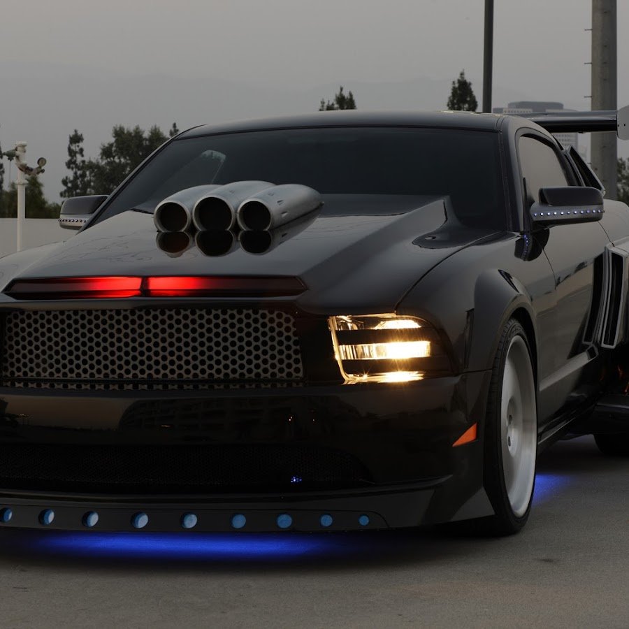 Парень с тачкой