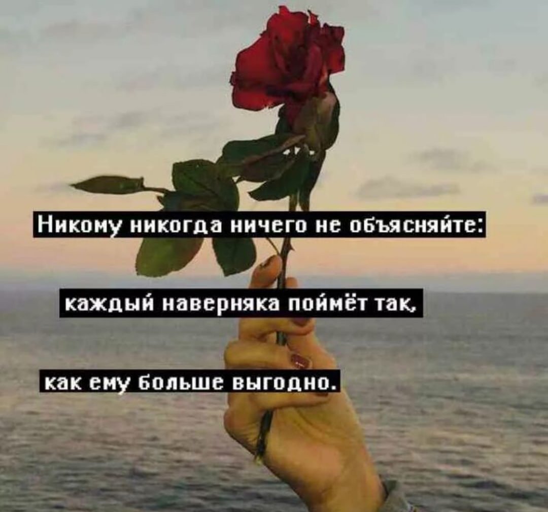 Одинокий парень со спины