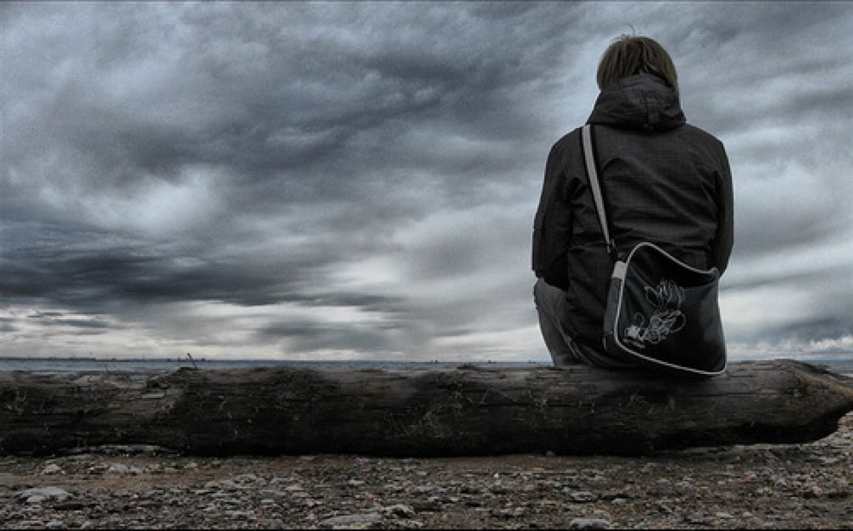 Парень в капюшоне со спины