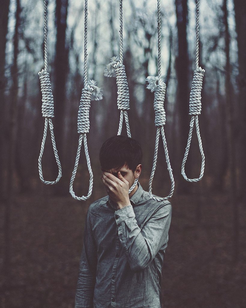 Одинокий парень со спины