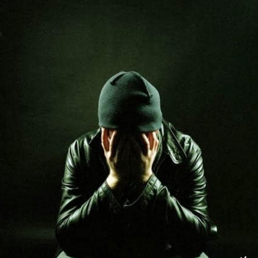 Грустный человек в капюшоне