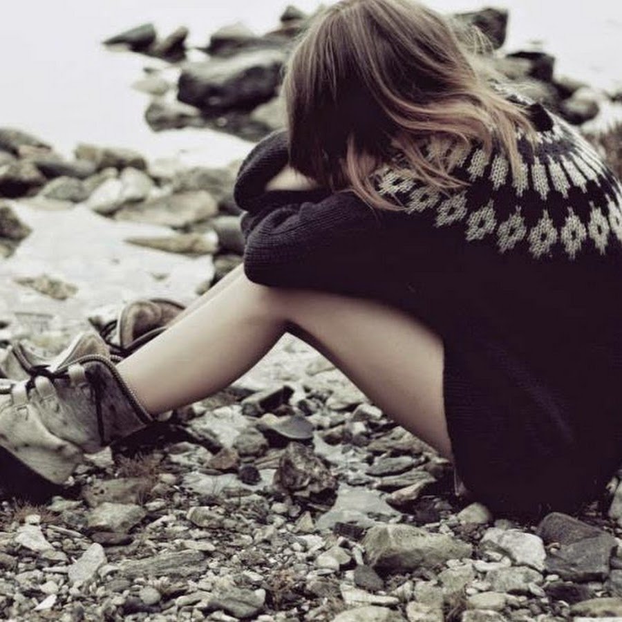 Человек в капюшоне спиной