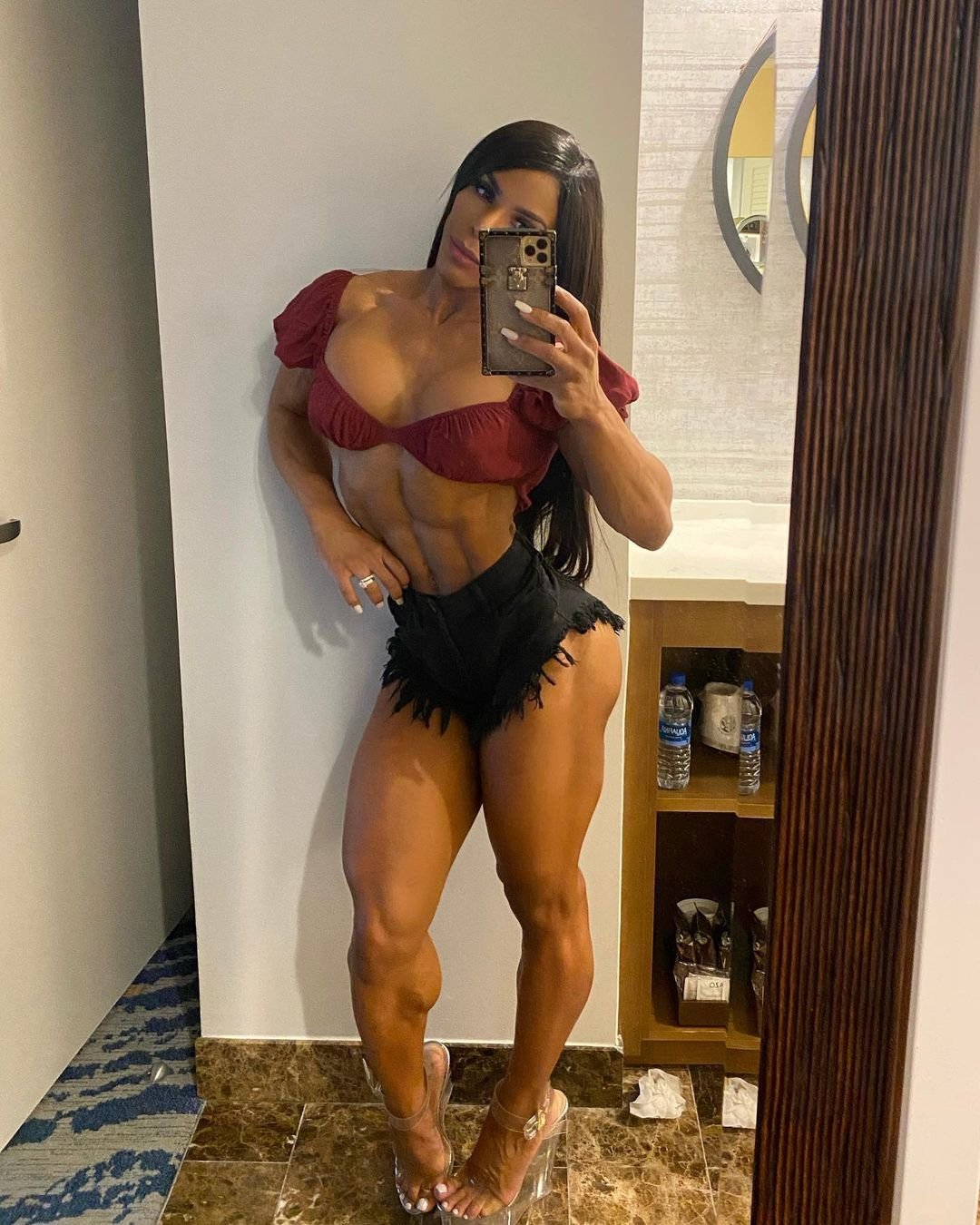 Danielle Ayala в underboob